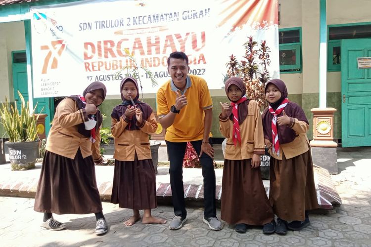 Guru Marga Cistha bersama siswa di SDN Tiru Lor 2 Kecamatan Gurah, Kabupaten Kediri, Jawa Timur 