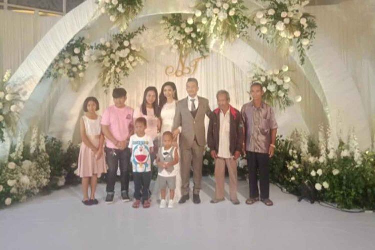 Keluarga di Buriram, Thailand. Keluarga itu dilaporkan menunggak utang hingga Rp 1,6 miliar kepada wedding organizer setelah pengantin pria kabur di pesta pernikahan.(via Bangkok Post)