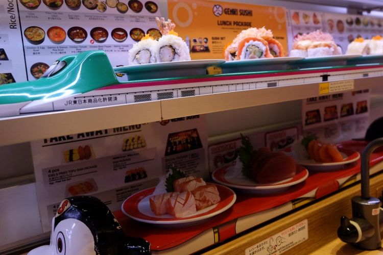 Kereta mini mengantarkan makanan di Genki Sushi. 