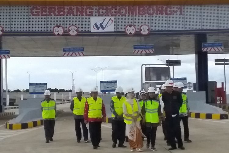 Presiden Joko Widodo didampingi jajaran menteri dan pejabat terkait meninjau Gerbang Tol Cigombong 1 usai meresmikan ruas tolBogor-Ciawi-Sukabumi seksi 1, Sabtu (1/12/2018).