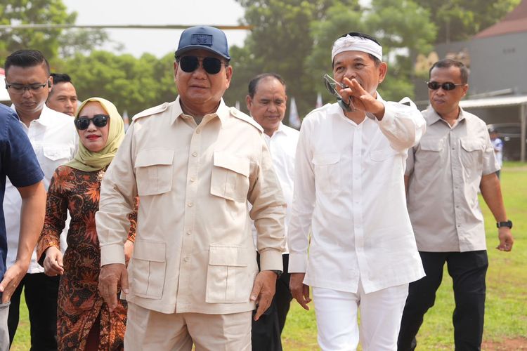 Capres nomor urut 2, Prabowo Subianto, disambut Dedi Mulyadi serta ribuan warga saat mengunjungi Kabupaten Purwakarta, Jawa Barat, pada Sabtu (16/12/2023) siang.