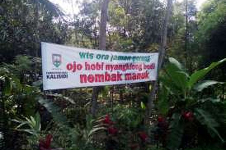 Salah satu spanduk berisi imbauan untuk tidak menembak burung yang terpasang di dusun Manikmoyo, desa Kalisidi, Ungaran Barat, Kabupaten Semarang. (dok.pemdes_kalisidi).