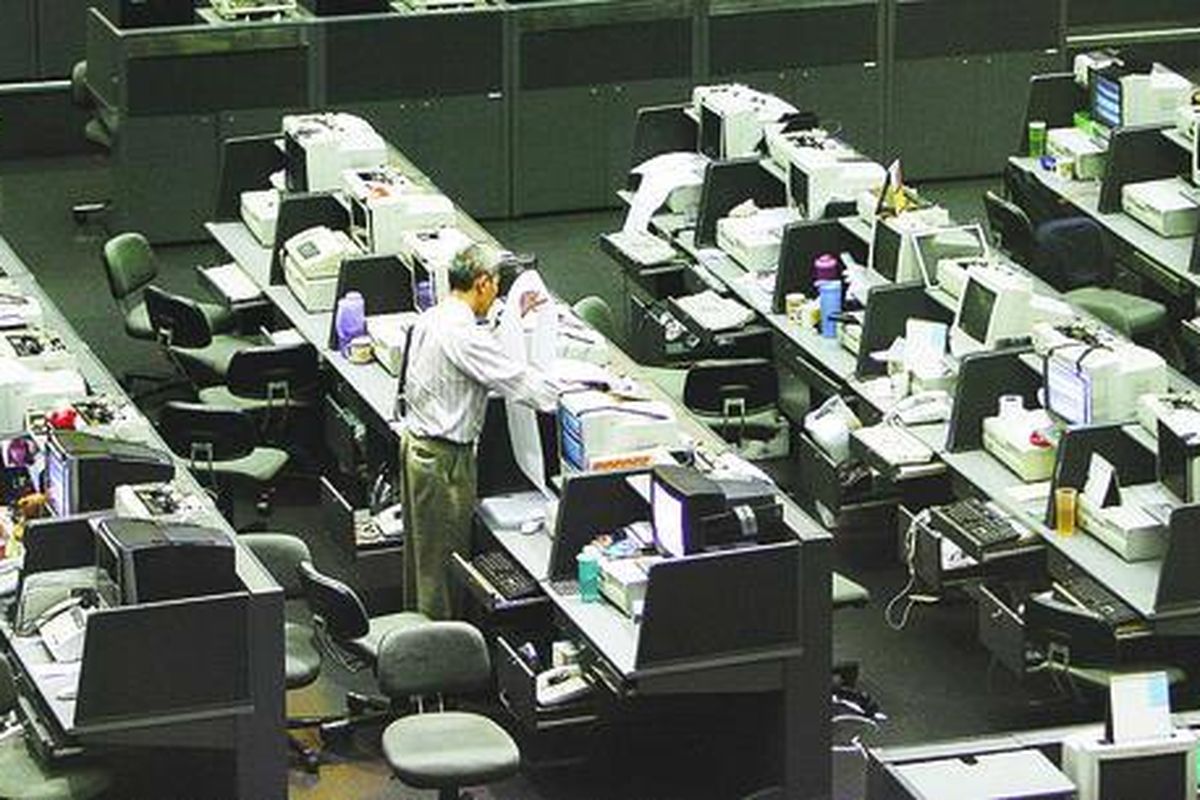 Pialang saham menggulung lembaran rekapitulasi transaksi saham di Bursa Efek Indonesia