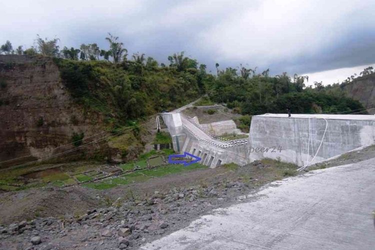 Potret Sabo Kali Apu pada tahun 2013. Anak panah menunjukkan aliran lahar dingin yang melewati Sabo.