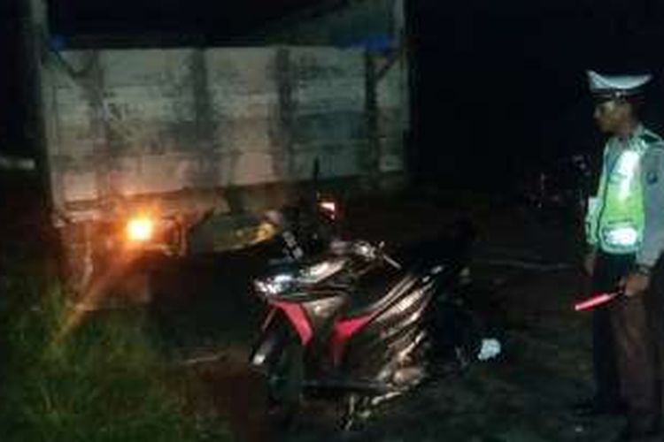 Lokasi kejadian di Jalan Asahan Km 17, Kabupaten Simalungun, saat petugas amankan sepeda motor dan truk pasca tabrakan menewaskan pelajar SMK Negeri 1 Pematangsiantar, Selasa (8/11/2016).