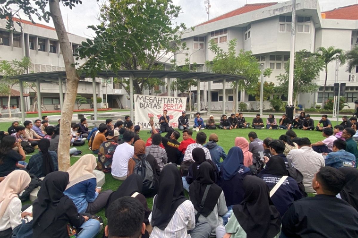 Puluhan elemen masyarakat saat konsolidasi di Unair, Kamis (22/8/2024).