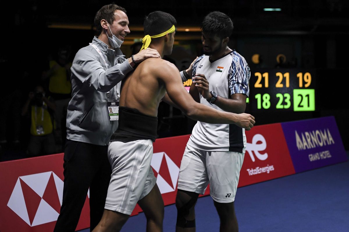 Pebulu tangkis ganda putra India Satwiksairaj Rankireddy (kanan) dan Chirag Shetty (tengah) meluapkan kegembiraanya dengan pelatih usai mengalahkan pebulu tangkis ganda putra Indonesia Mohammad Ahsan dan Kevin Sanjaya Sukamuljo dalam pertandingan babak final Piala Thomas 2022 di Impact Arena, Bangkok, Thailand, Minggu (15/5/2022).  India tampil sebagai juara Piala Thomas 2022 mengalahkan Indonesia 3-0.