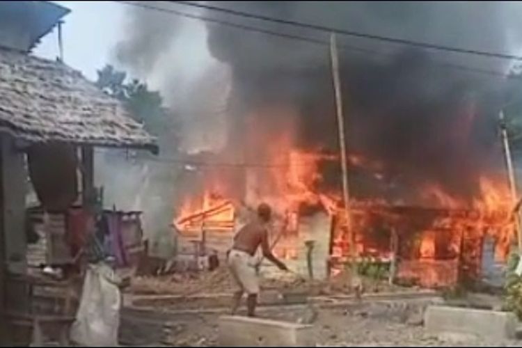 Dua unit rumah warga di Desa Lare-lare, Kecamatan Bua, Kabupaten Luwu, Sulawesi Selatan, Selasa (22/02/2022) sore mengalami kebakaran.
