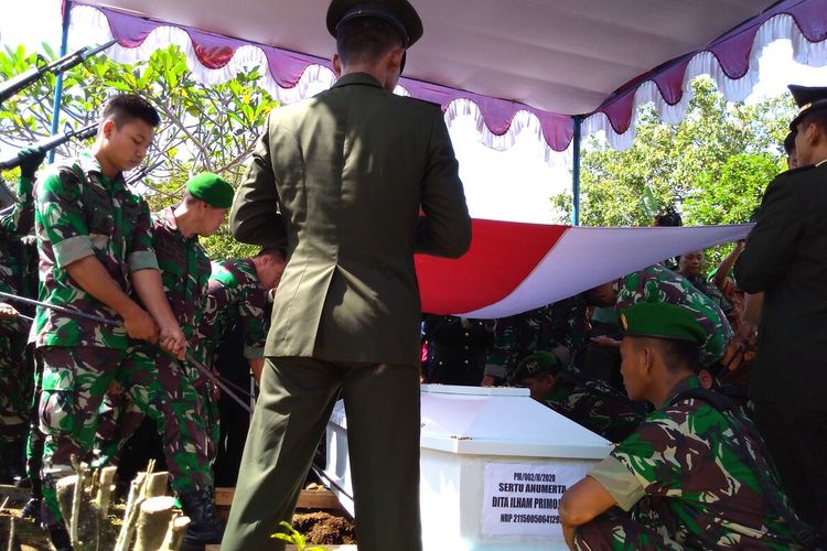 Pemakaman Sertu (Anumerta) Dita Ilham Primojati, anggota TNI korban heli jatuh di TPU Desa Kemutug Kidul, Kecamatan Baturraden, Kabupaten Banyumas, Jawa Tengah, Selasa (18/2/2020).