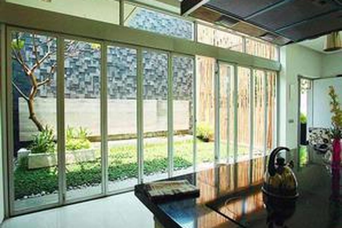 Pemandangan ke taman tengah dari pantry.