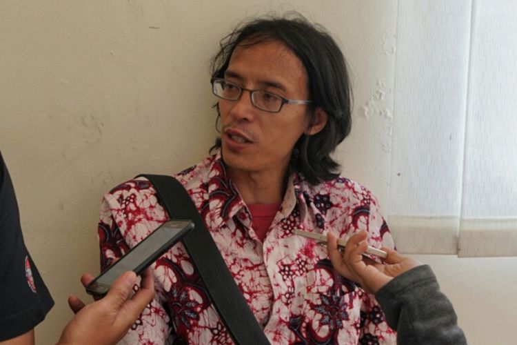 Perwakilan dari Jaringan Gusdurian, Savicali, saat memberikan keterangan pers terkait pengepungan kantor YLBHI oleh ratusan massa pada Minggu (17/9/2017) malam hingga Senin (18/9/2017) dini hari. Savicali diwawancarai oleh sejumlah wartawan di kantor Komnas Perempuan, Menteng, Jakarta Pusat, Senin (18/9/2017).