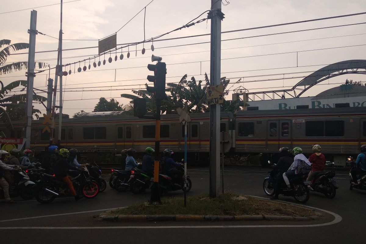 Palang pelintasan kereta di Bintaro tidak menutup kendati kereta lewat, Selasa (16/10/2018).