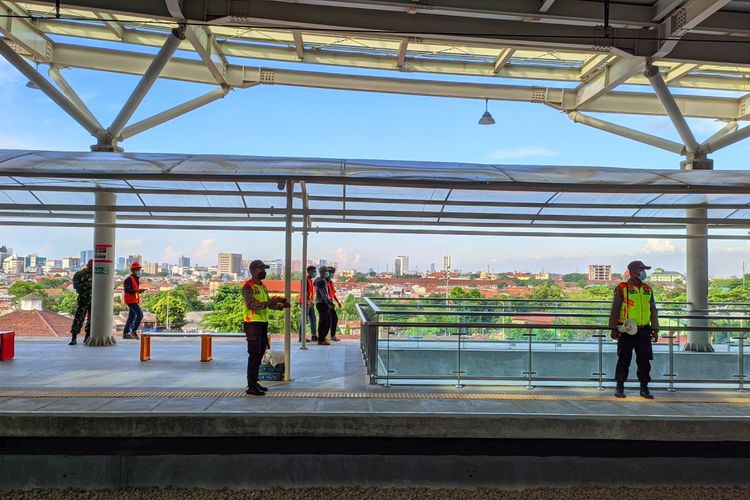 Pemandangan sisi barat dari bangunan baru Stasiun Manggarai, Minggu (26/9/2021)