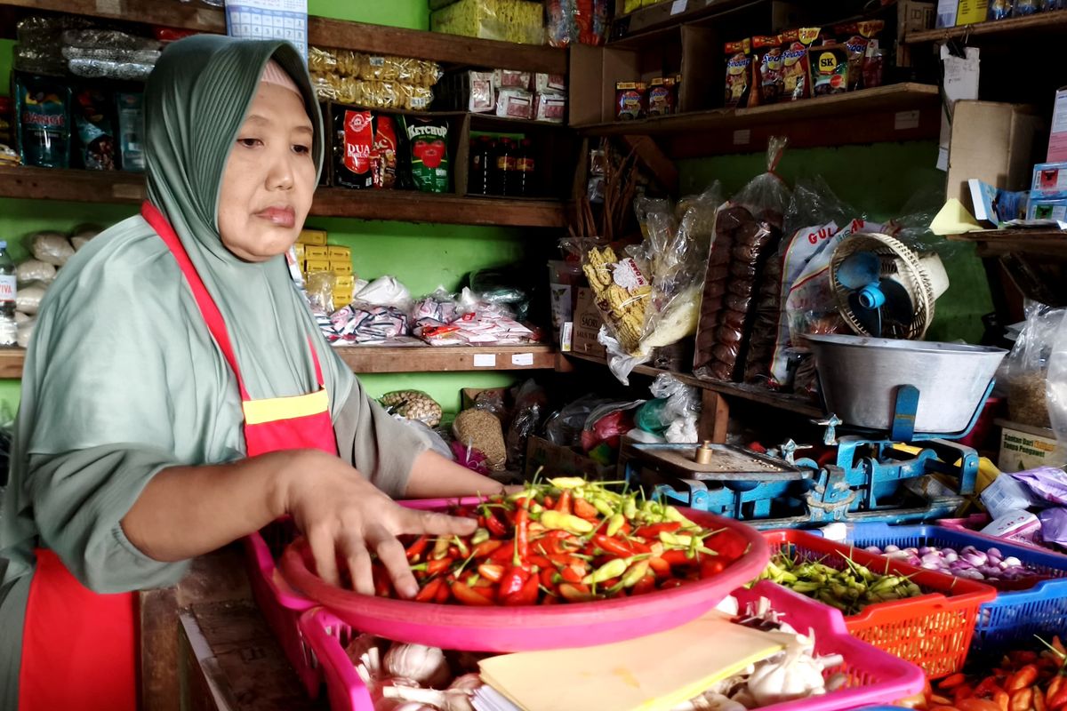 Pedagang Pasar Baru Porong mengaku mengalami penurunan tingkat pembelian, usai harga cabai melonjak tinggi