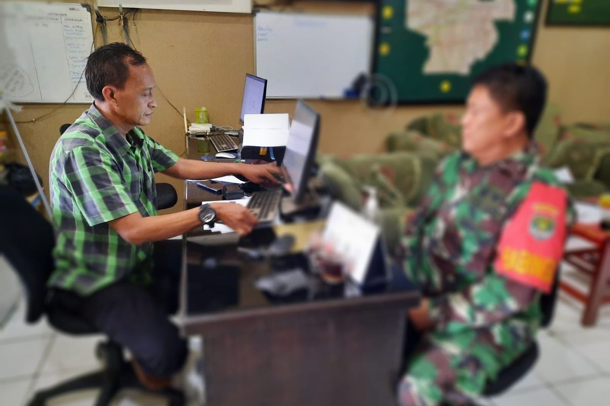 Seorang anggota Babinsa Danramil Palmerah, Jakarta Barat, yakni Sertu SP, kini menjalani pemeriksaan. SP diduga menganiaya seorang warga bernama Indra Hatta (31) di Jalan Balai Rakyat RT05/05, Balekambang, Kramat Jati, Jakarta Timur, pada Rabu (18/8/2021).