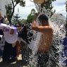 Protes Banjir Rob Bertahun-tahun, Warga Belawan Mandi Air Laut di Depan Kantor Gubernur Sumut