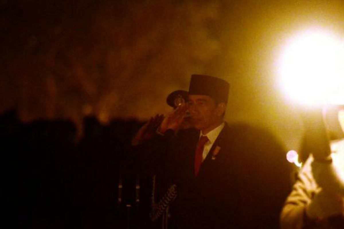 Presiden Joko Widodo memimpin apel upacara renungan suci memperingati Hari Ulang Tahun Republik Indonesia ke-71 di Taman Makam Pahlawan Kalibata, Rabu (17/8/2016) dini hari.