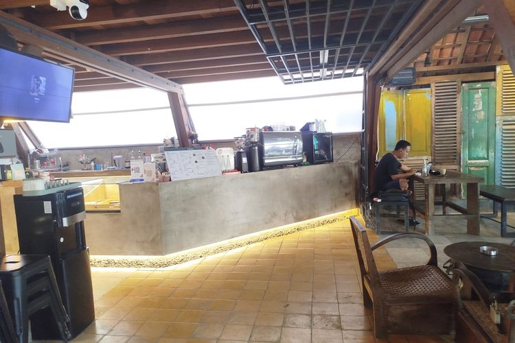 Suasana kafe Kopi Kelud di Kabupaten Bangkalan, Rabu (6/8/2025). 