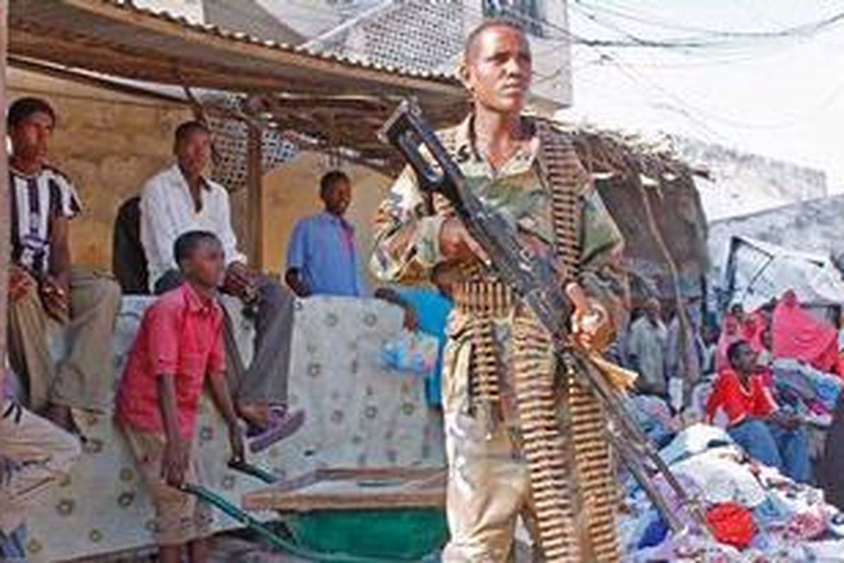 Seorang prajurit tentara Somalia berjaga di luar kota Mogadishu jelang pemilihan presiden negeri yang dicengkeram perang itu.