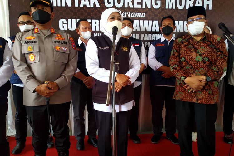 Gubernur Jawa Timur Khofifah Indar Parawansa pada operasi pasar minyak goreng kemasan di Kota Blitar, Minggu (27/2/2022).