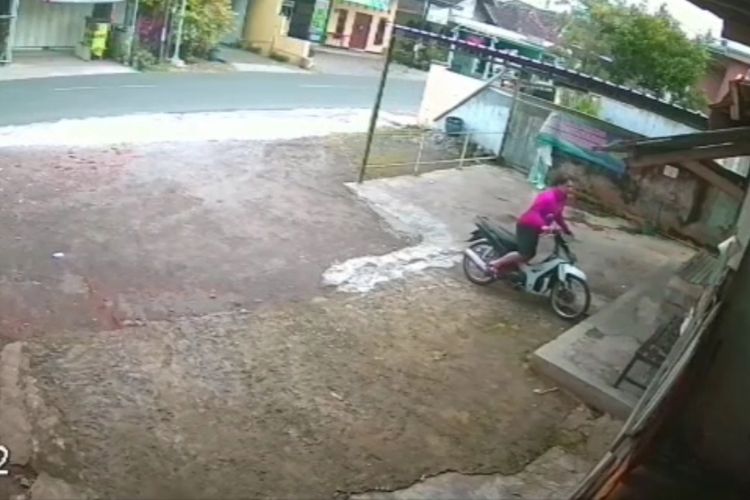 Satu unit sepeda motor dicuri oleh seorang pria tidak dikenal di Jalan Hasanudin, Kota Batu, Jawa Timur pada Minggu (19/6/2022) sekitar pukul 13.30 WIB. 
