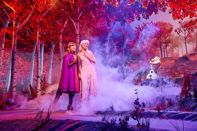 Sejumlah karakter dari film animasi Frozen yang ada di Playhouse in the Woods, salah satu atraksi dari World of Frozen di Disneyland Hong Kong, Hong Kong.