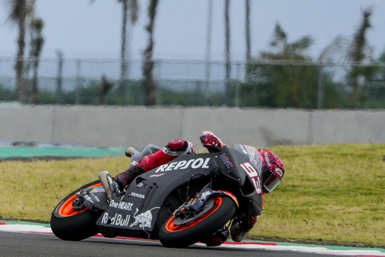 Marc Marquez saat sesi tes pra-musim MotoGP 2022 di Sirkuit Mandalika, Lombok