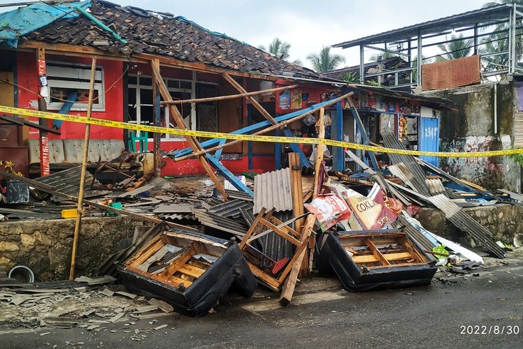 Rumah yang dirusak massa dipasangi police line di Kampung Cibangbara, Desa Neglasari, Kecamatan Nyalindung, Sukabumi, Jawa Barat, Selasa (30/8/2022).