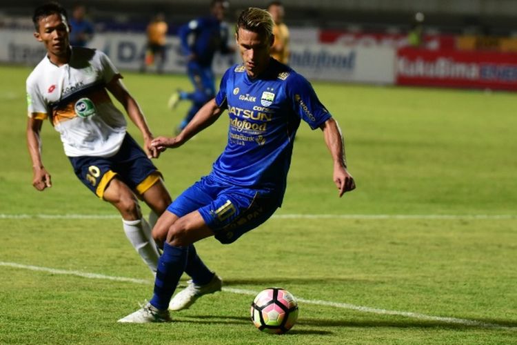 Gelandang Persib Bandung Raphael Maitimo