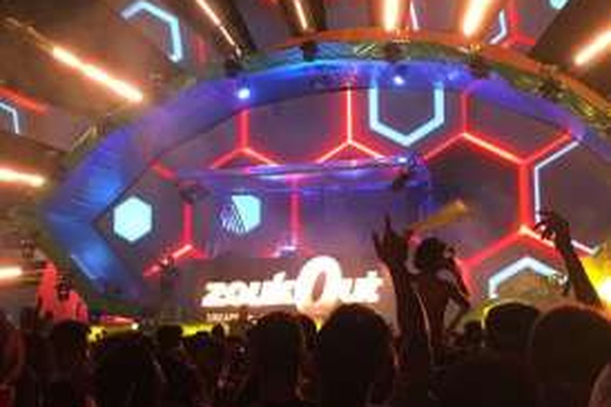 DJ Hardwell terlihat di panggung sedang menghibur party goers dengan irama musik EDMnya di festival musik dansa ZoukOut 2016, Sabtu dini hari (10/12).