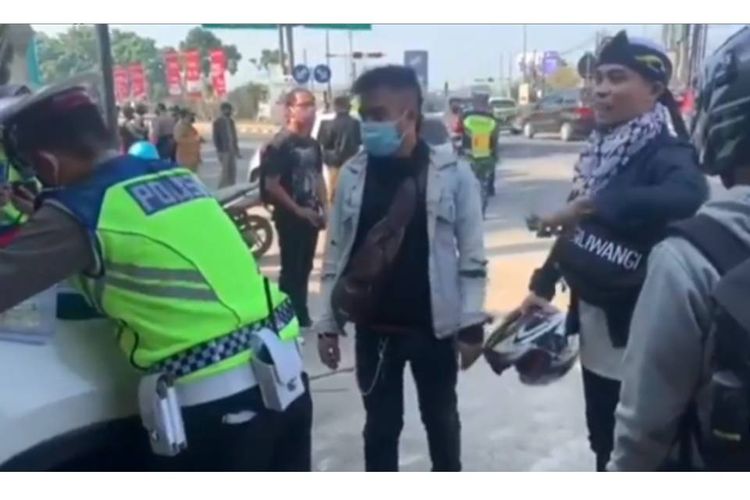 Sebuah video yang menampilkan seorang pemudik tiba-tiba kesurupan saat diberhentikan polisi.