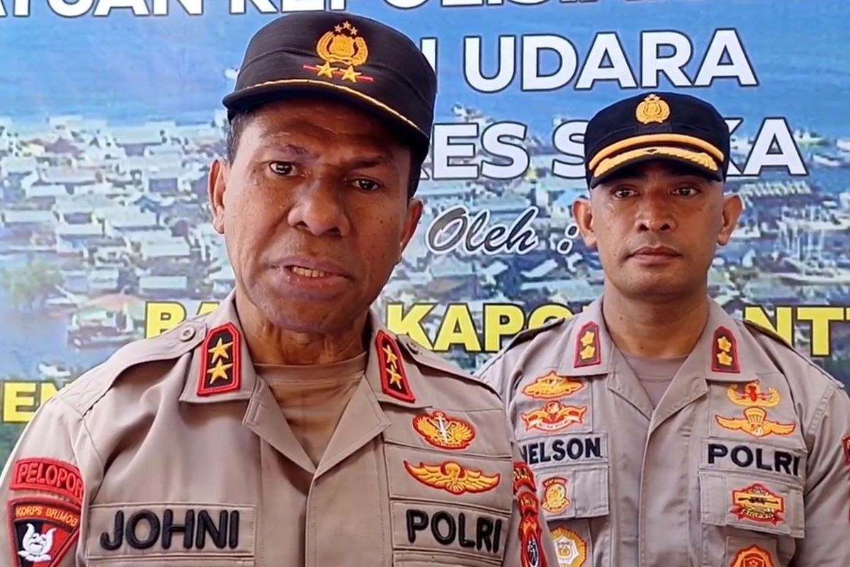 Foto: Kapolda NTT, Irjen Pol Johni Asadoma (kiri) didampingi Kapolres Sikka AKBP Nelson Felipe Diaz saat diwawancara awak media, Selasa (15/11/2022) di Mapolres Sikka.