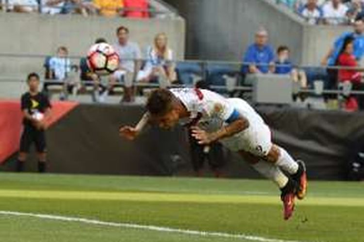 Jose Paolo Guerrero melakukan diving heading untuk mencetak gol kemenangan Peru atas Haiti pada laga Copa America 2016 di Seattle, Sabtu (4/6/2016). 