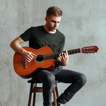 Gitar termasuk alat musik ritmis atau melodis