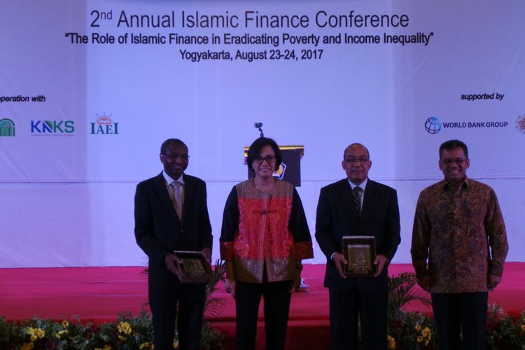 Menteri Keuangan Sri Mulyani, Wapres Islamic Development Bank Mansur Muchtar dan Kepala Badan Kebijakan Fiskal Kemenkeu Suahasil Nazara, dalam acara 2nd Annual Islamic Finance Conference, di Hotel Royal Ambarrukmo, Yogyakarta, 23-24 Agustus 2017.  