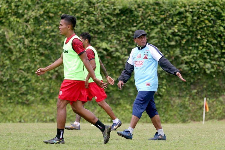 Manajer sekaligus pelatih Madura United, Rahmad Darmawan saat memimpin latihan untuk persiapan Piala Menpora 2021 di Lapangan Agrokusuma Batu, Jawa Timur, Sabtu (27/02/2021) pagi.