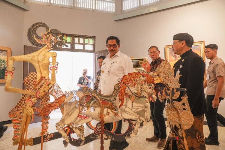 Penjabat (Pj) Gubernur Jawa Tengah (Jateng) Nana Sudjana dalam acara Pasar Rakyat dan Budaya atau Pasar Raya di Taman Budaya Jawa Tengah (TBJT), Kota Surakarta, Kamis (1/8/2024).