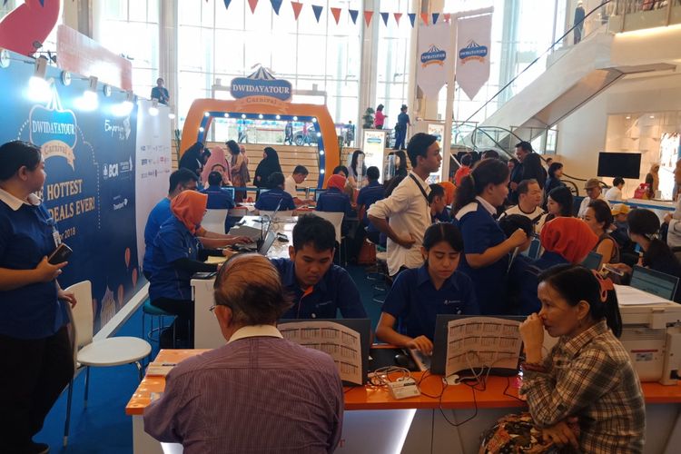 Suasana Travel Fair Dwidayatour Carnival hari pertama di Emporium Mall, Jakarta Utara, Jumat (13/4/2018). 