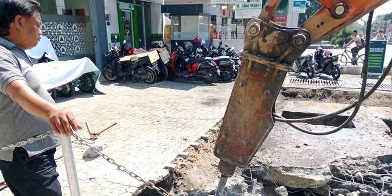 Proses pembongkaran penyambung jalan masuk (PJM) tanpa izin atau yang menghambat aliran air di sekitar Jalan Wolter Monginsidi dan Kaligawe Semarang. 