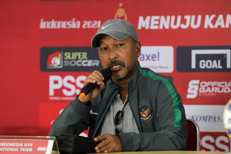 Pelatih Timnas Indonesia U-19, Fakhri Husaini saat press conference sebelum melawan Iran.