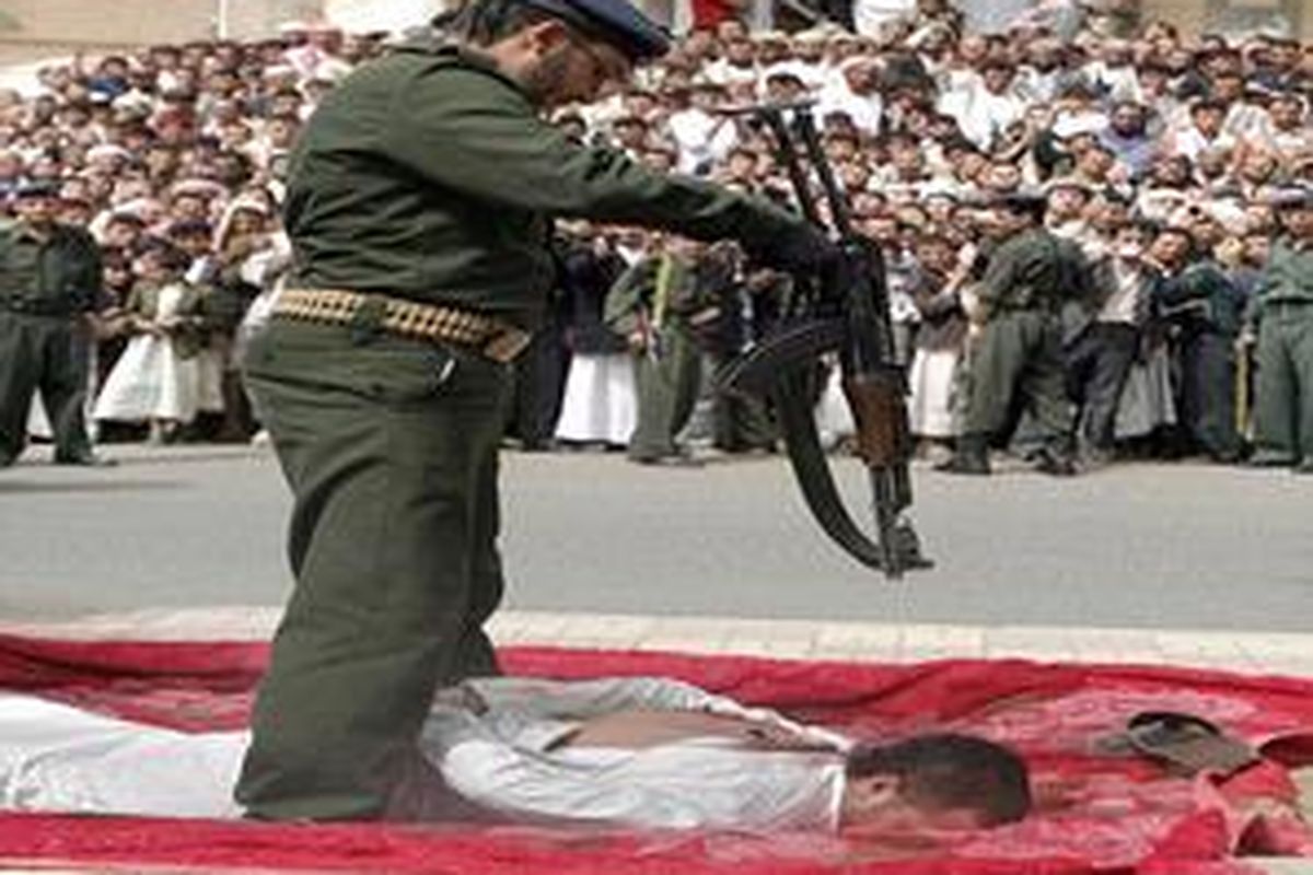 Sejumlah warga Yaman berkumpul untuk menyaksikan seorang tentara yang siap menjalankan eksekusi hukuman mati terhadap Yehya Hussein al-Raghwah 