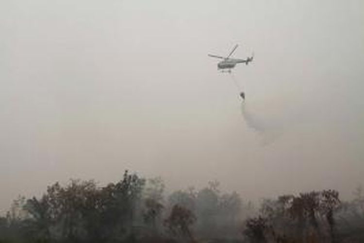 Badan Nasional Penanggulangan Bencana (BNPB) menggunakan helikopter Bolkow BO-105 melakukan pemadaman dengan teknik bom air (water bombing) di Desa Pelita Jaya, Kecamatan Kubu, Kabupaten Kubu Raya, Kalimantan Barat, Rabu (21/10/2015).