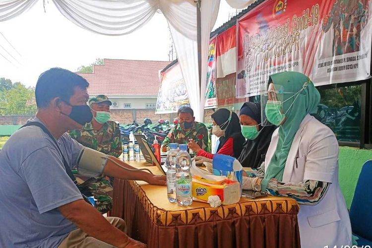 Petugas medis mengecek kesehatan warga sebelum disuntik vaksin Sinovac di Koramil 02/Rambah di Desa Koto Tinggi, Kecamatan Rambah, Kabupaten Rohul, Riau, Sabtu (14/8/2021).