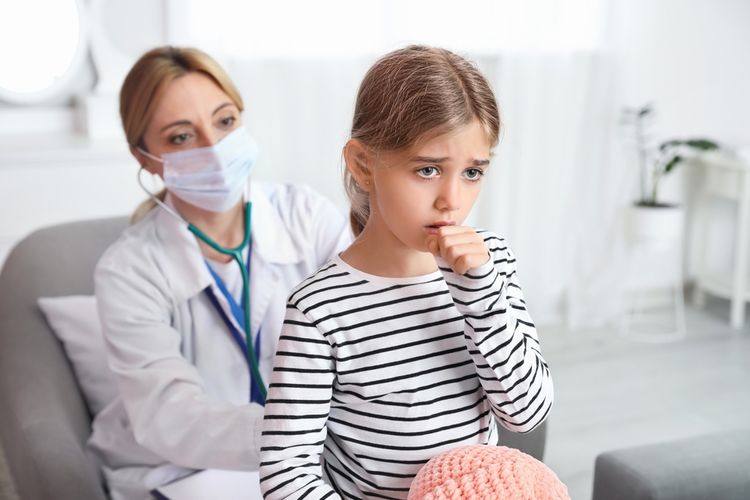 Ilustrasi batuk, batuk adalah salah satu gejala pneumonia pada anak. 