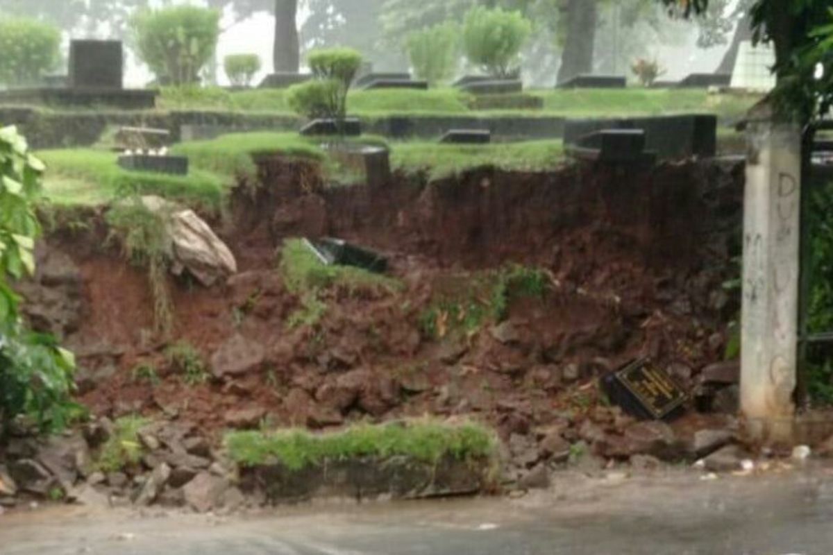 Sejumlah makam di Taman Pemakaman Umum (TPU) Jeruk Purut, Pasar Minggu, Jakarta Selatan, longsor, Jumat (21/5/2021) sore, saat hujan deras mengguyur wilayah itu.