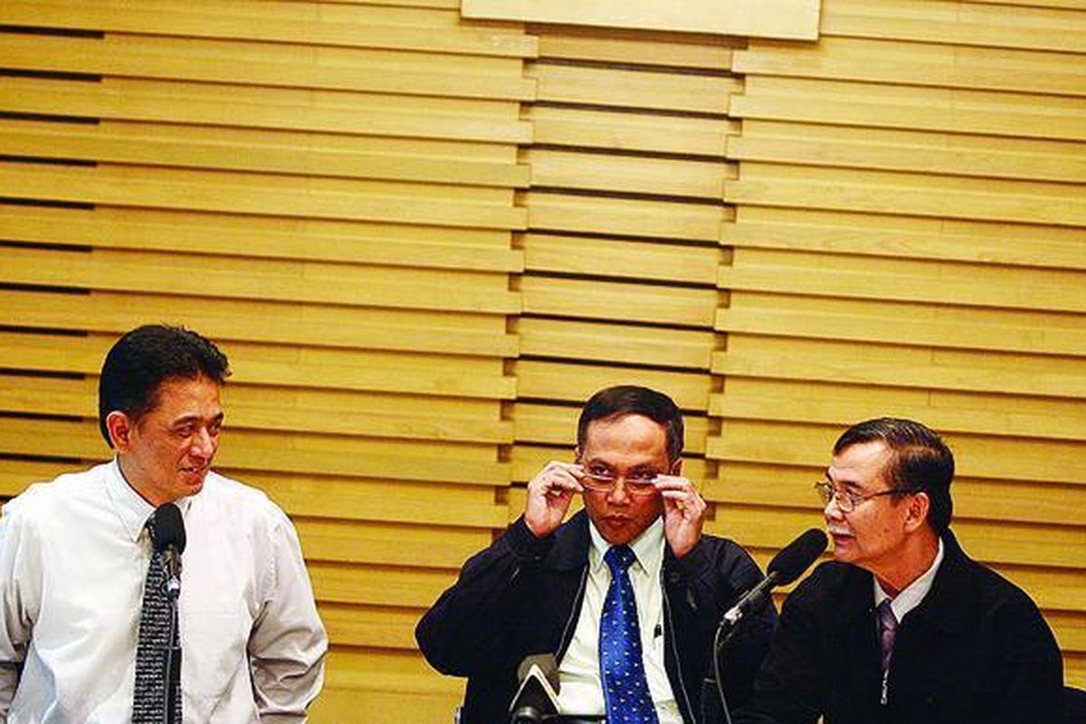 Pimpinan Komisi Pemberantasan Korupsi (KPK), (dari kiri) Chandra M Hamzah, M Jasin, dan Bibit Samad Rianto, memberikan keterangan terkait testimoni Ketua KPK (nonaktif) Antasari Azhar yang menyebut pimpinan KPK menerima suap, Kamis (6/8) di Jakarta. Pimpinan KPK membantah terima suap sehubungan dengan kasus yang melibatkan Direktur PT Masaro Anggoro Widjojo sebagai tersangka.