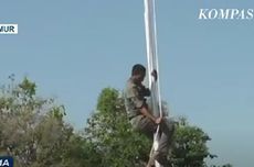 Aksi Heroik Anggota Satpol PP Lamongan Panjat Tiang Bendera demi Merah Putih Berkibar