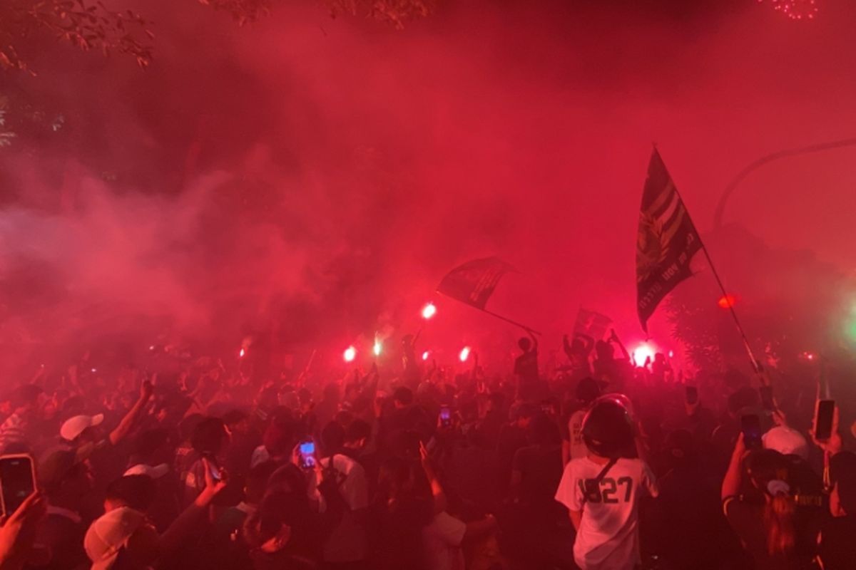 Ribuan Bonek saat memenuhi Gelora 10 November, Rabu (18/6/2025).