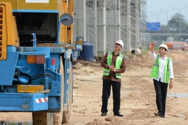 Jokowi dan Ahok saat meninjau proyek light rapid transit (LRT) di Cibubur, Jumat (30/9/2016).