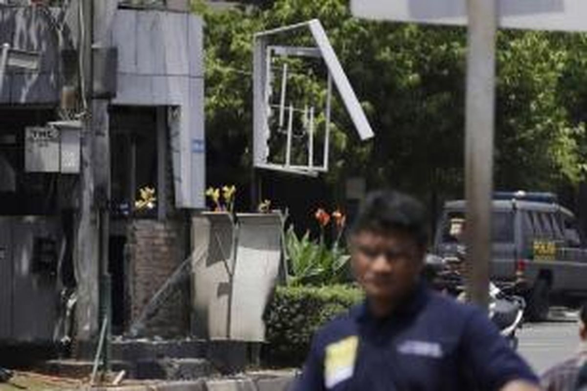 Kondisi pos polisi yang rusak di seberang pusat perbelanjaan Sarinah, setelah ledakan menghantam kawasan Jalan MH Thamrin, Jakarta Pusat, 14 Januari 2016. Serangkaian ledakan menewaskan sejumlah orang, terjadi baku tembak antara polisi dan beberapa orang yang diduga pelaku.